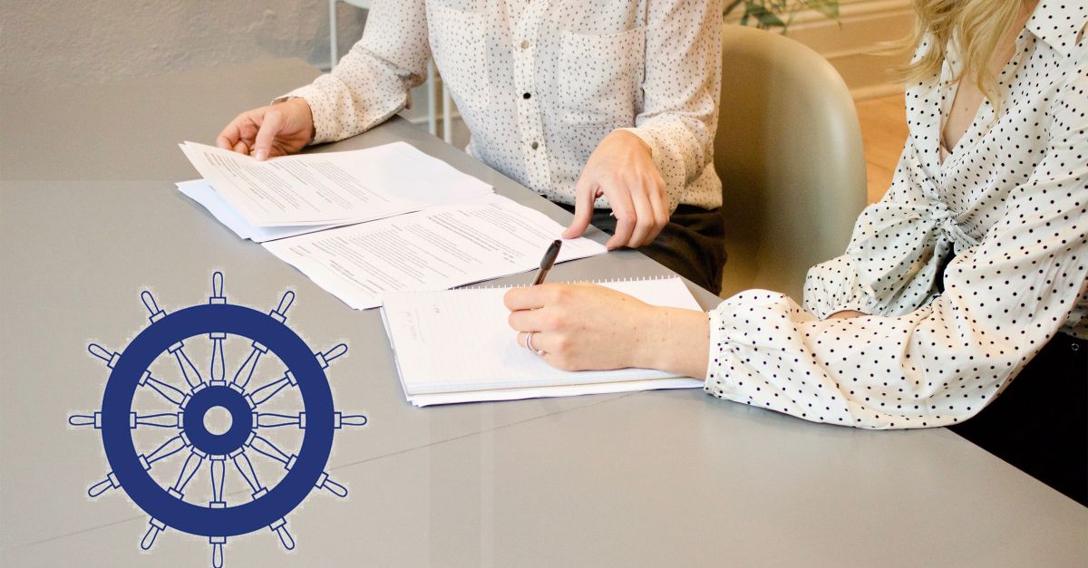 Deux expertes Subrenat parcourant les conditions de certification du label Wheelmark qui approuve les textiles anti-feu pour l'usage à bord d'un navire