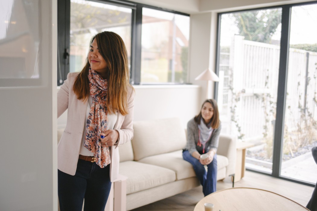 Experte textile tenant un rouleau de tissu technique dans un bureau d'études où sont créées les applications textiles sur mesure de SUBRENAT