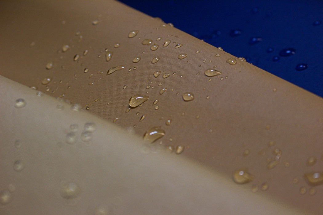 /media/408/download/toile%20d%C3%A9perlante.jpg?v=3 Textile sample of a Subrenat water-repallent fabric created for coating water-repellent UV blinds