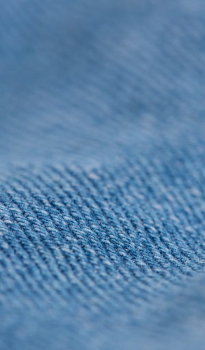 Tissu bleu issu des solutions et applications textiles SUBRENAT pour l'habillement : pocketing, création de vêtements, made in france, doublures...