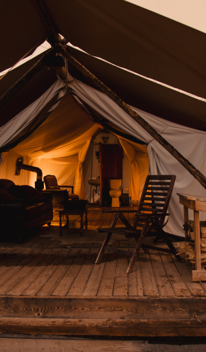 Tente de glamping conçue dans un tissu extérieur SUBRENAT pensé pour le design, le confort et la durabilité d'un camping de luxe