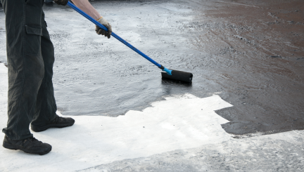 Expert du bâtiment recouvrant une bande d'étanchéité issue des solutions & applications textiles SUBRENAT pour l'étanchéité liquide (rouleaux, bandes)