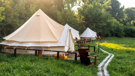 Tentes employant les solutions et applications textiles SUBRENAT pour l'outdoor : toiles de tentes, toiles d'extérieur, auvents, camping, glamping...