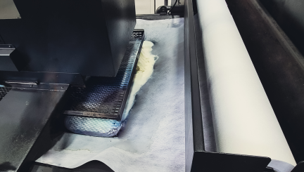 Rouleau de média filtrant à travers lequel s'écoule un liquide dans une machine de filtration industrielle - un produit créé et fourni par SUBRENAT