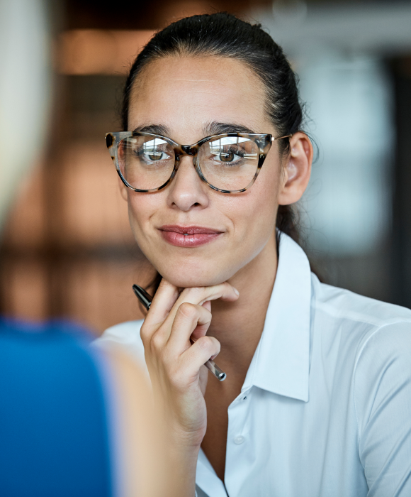 Chargée de ressources humaines SUBRENAT faisant passer un entretien à un candidat au recrutement dans l'industrie textile