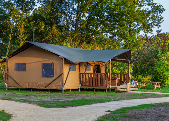 Lodge protégé par une bâche en tissu d'extérieur SUBRENAT conçue pour les structures d'hébergement collectif