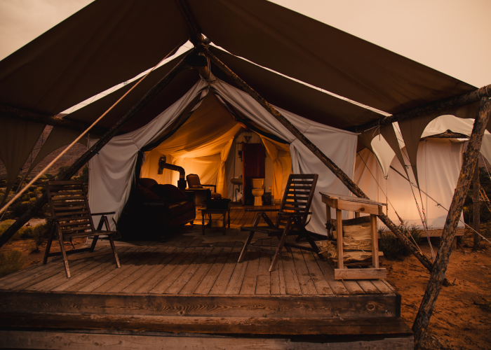 Tente de glamping conçue dans un tissu extérieur SUBRENAT pensé pour le design, le confort et la durabilité d'un camping de luxe