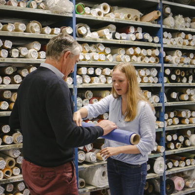 Main d'un expert de SUBRENAT qui effectue un controle qualité de la production textile en vérifiant sa conformité en terme de coupe, couleur et dimension